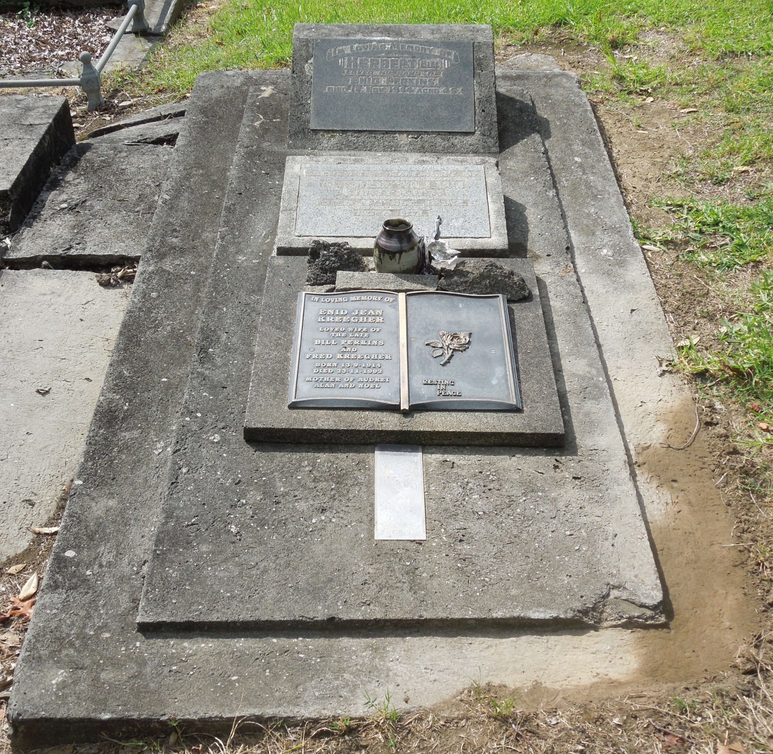 CHATFIELD Alfred William 1812-1892 grave.jpg